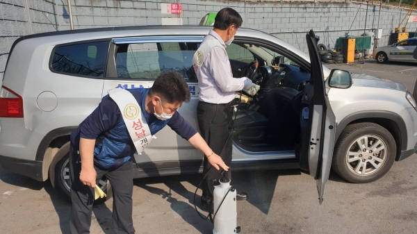 성남시 개인택시조합원들이 갈현동 LPG 충전소를 찾은 택시 소독 중이다