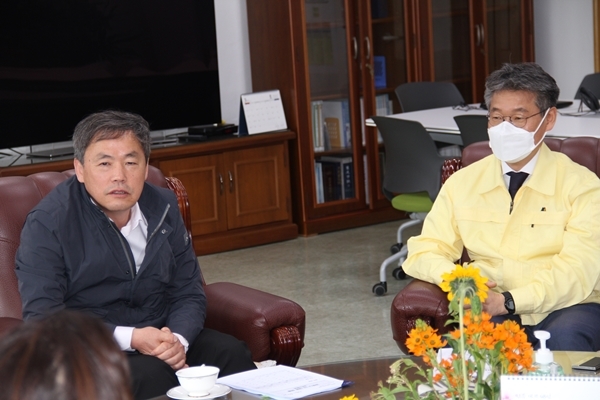 김현권 의원은 구미시교육지원청을 찾아 신동식 교육장(오른쪽)과 면담하고 있다.