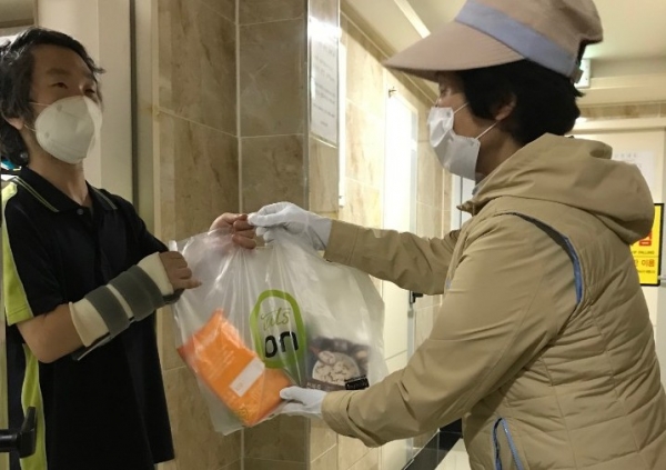 한국야쿠르트는 서울시 중구청과 손잡고 저소득 중증장애인 가구에 가정간편식(HMR)을 제공하는 급식 지원사업에 나선다. 사진=한국야쿠르트 제공.