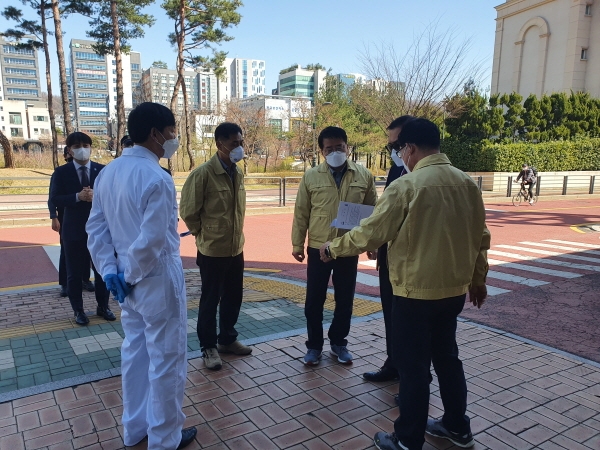 집합예배현장 점검에 나서는 성남시 공무원