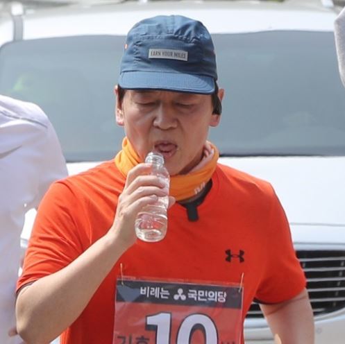 국민의당 안철수 대표가 7일 오전 전북 진안군 795번 지방도를 달리면서 물을 마시고 있다.  사진=연합뉴스