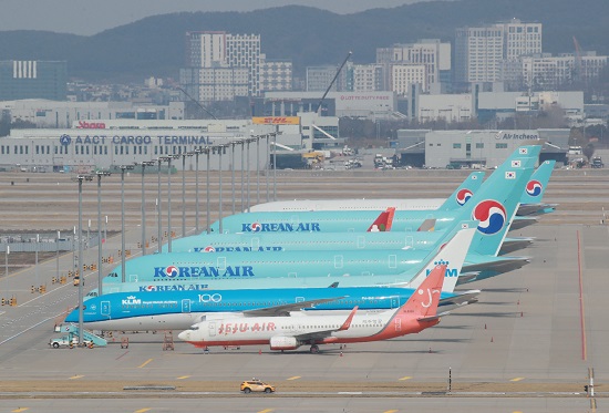 2일 오후 인천국제공항에 여객기가 멈춰 서 있다. 사진=연합뉴스
