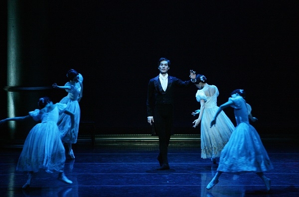 [오네긴] 1막- 타티아나의 침실 '거울 속 파드되' ⓒ Universal Ballet_photo by Kyoungjin Kim