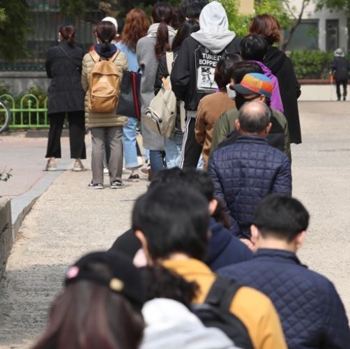 제21대 국회의원 선거 투표일인 15일 오후 서울 마포구 동교초등학교에 마련된 망원2동 제3투표소에 시민들이 투표하기 위해 길게 줄을 서 있다. 사진=연합뉴스