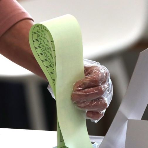 제21대 국회의원선거 투표일인 15일 오전 서울 강남구 대치4동 주민센터에 설치된 투표소에서 한 주민이 투표하고 있다. 사진=연합뉴스