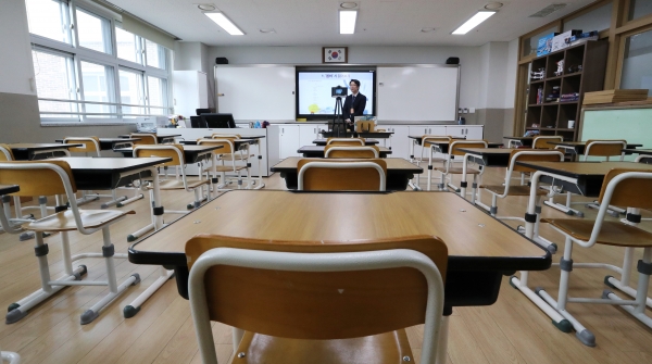 17일 세종시 다정동 한결초등학교에서 선생님이 온라인으로 아이들과 수업을 진행하고 있다. 사진=연합뉴스