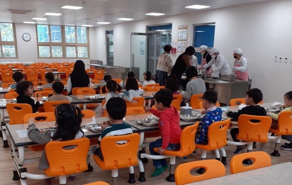 일광유치원 유아들이 한 방향으로 앉아 식사를 하고 있다.(사진=부산시교육청)