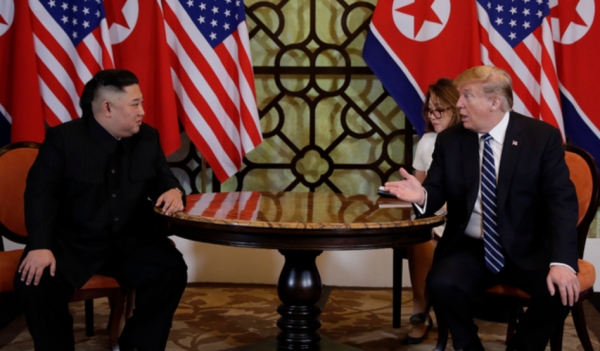 김정은 북한 국무위원장과 도널드 트럼프 미국 대통령과 지난해 2월 하노이 메트로폴 호텔 회담장에서 정상회담을 하고 있다. 사진=AP통신