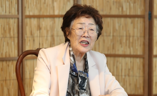일본군 '위안부' 피해 생존자인 이용수 할머니가 지난 7일 오후 대구시 남구 한 찻집에서 열린 기자회견에서 수요집회를 없애야 한다고 주장하며 관련단체를 비난하고 있다. 사진=연합뉴스