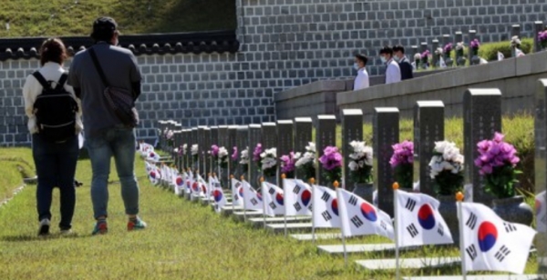 40주년 5·18 민주화운동 기념일을 닷새 앞둔 13일 오후 광주 북구 국립 5·18 민주묘지에 추모객들의 발길이 이어지고 있다. 사진=연합뉴스