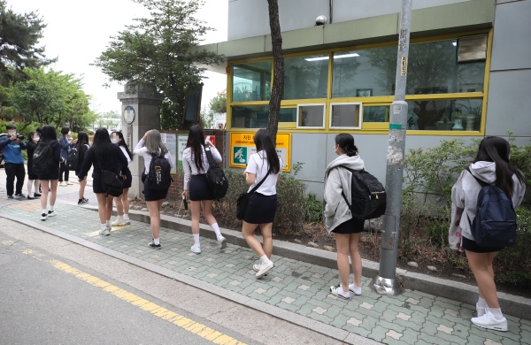 고3  등교 개학이 시작된 20일 오전 서울의 한 고등학교에서 학생들이 거리를 두고 학교로 향하고 있다. 사진=연합뉴스 제공