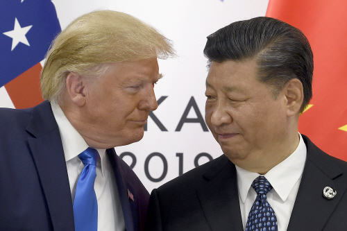 국내외 전문가들은 우리나라 금융시스템의 최대 리스크로 미중 무역분쟁을 꼽았다. 사진은 트럼프 미국 대통령(오른쪽)과 시진핑 중국 국가주석. 사진/연합뉴스
