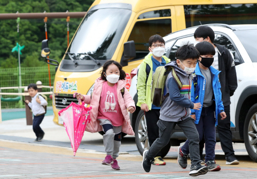 강원 춘천시 북산면 추곡초등학교에서 학생들이 통학버스에서 내려 교실로 향하고 있다. 사진=연합뉴스