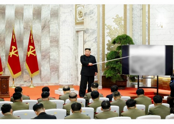 북한은 김정은 국무위원장이 주재한 가운데 당 중앙군사위원회 제7기 제4차 확대회의를 열었다고 북한매체들이 24일 보도했다. 김정은 위원장이 긴 막대로 스크린의 한 점을 가리키며 위원들에게 설명하고 있다. 사진=연합뉴스