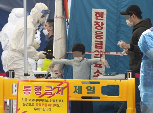 한 어린이가 26일 서울 강서구 보건소 선별진료소에서 코로나19 검사를 받고 있다. 사진=연합뉴스