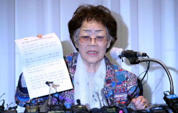 일본군 위안부 피해자 이용수(92) 할머니가 지난 25일 오후 대구 수성구 만촌동 인터불고 호텔에서 기자회견을 하고 있다. 사진=연합뉴스