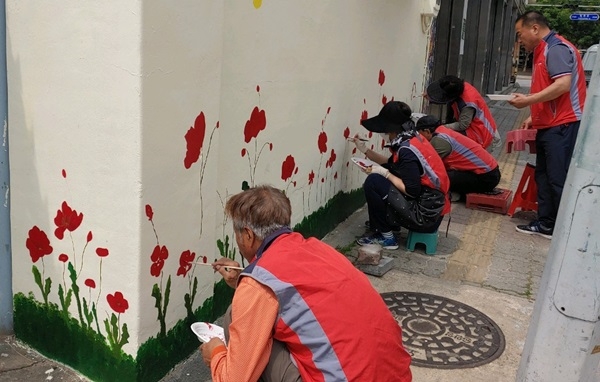 동두천시 보산동 주민자치 위원회가 골목길 담벽에 벽화를 그리고 있다.(사진제공=동두천시)