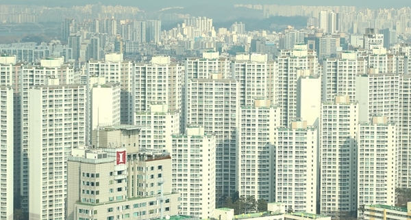 서울시내 한 아파트촌 전경. 4월 주택 거래량이 전월 대비 3분의 1 가까이 줄어드는 등 거래절벽이 지속되고 있다. 사진=연합뉴스