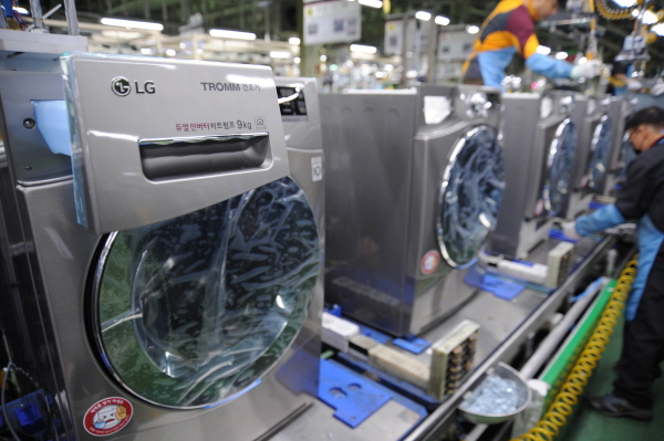 LG전자 직원이 경남 창원의 건조기 생산라인에서 ‘듀얼 인버터 히트펌프 트롬 건조기’를 생산하고 있는 모습. 사진=LG전자 제공
