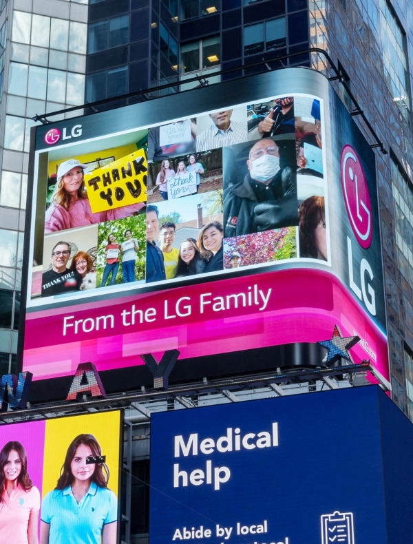LG전자는 미국 현지시간 4일부터 뉴욕 타임스스퀘어에 있는 LG전자 전광판에 미국법인 임직원들이 직접 만든 ‘땡큐(Thank You)’ 메시지를 보여주고 있다. 사진=LG전자 제공