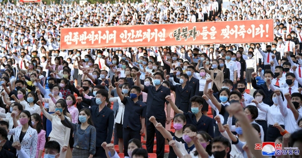 북한 청년들이 탈북자들의 대북전단 살포를 절대 용납할 수 없다고 성토하는 군중 집회를 열었다고 조선중앙통신이 지난 6일 보도했다. 사진=연합뉴스