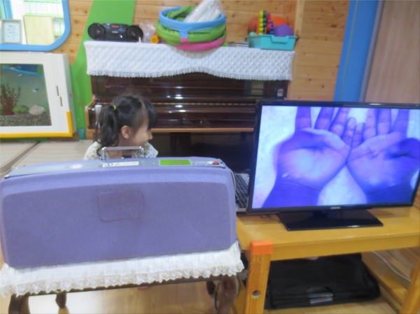 금천구 한 어린이집에서 원아생이 뷰박스를 통해 올바른 손씻기 체험을 하고 있다. 사진=금천구 제공
