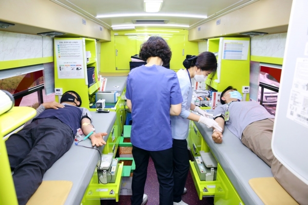 헌혈 운동에 동참하고 있는 LX 직원들 (사진제공=한국국토정보공사)
