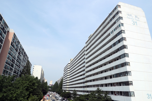 정부가 주택시장 안정을 위한 관리방안을 발표한 17일 오후 서울 강남구 대치동 은마아파트 단지 (3)