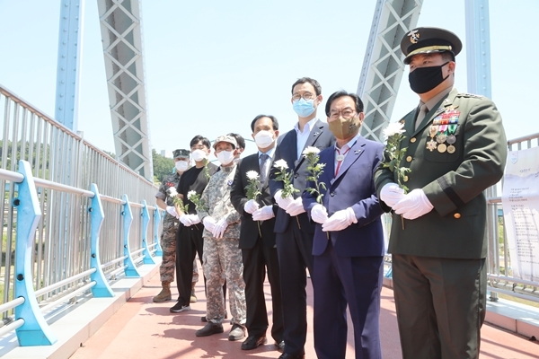 백선기 칠곡군수와 8인의 호국영웅들은 6.25 전쟁 당시 북한군의 남하를 막기 위해 폭파했던 호국의 다리에서 헌화를 하고 있다.