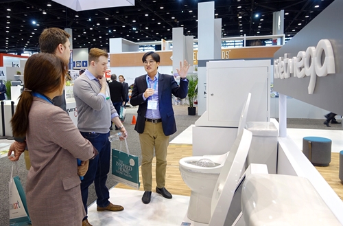 코웨이 직원이 지난해 3월에 미국 시카고에서 열린 ‘2019 국제 가정용품 박람회(IHHS)’에서 방문객들에게 ‘비데메가’ 제품을 설명하고 있다. 사진=코웨이 제공
