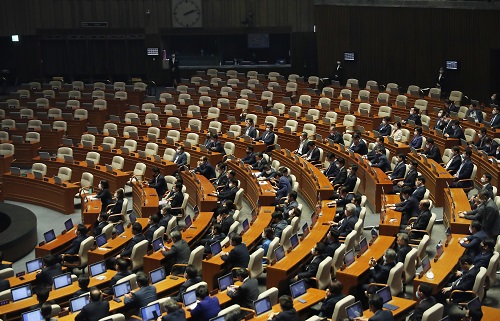 29일 국회에서 미래통합당이 불참한 가운데 본회의가 열리고 있다. 사진=연합뉴스