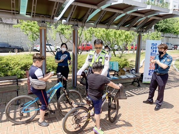 칠곡경찰서에서는 학교전담경찰관(SPO)이 학교에 방문하여 자전거 절도 예방 홍보를 하고 있다.