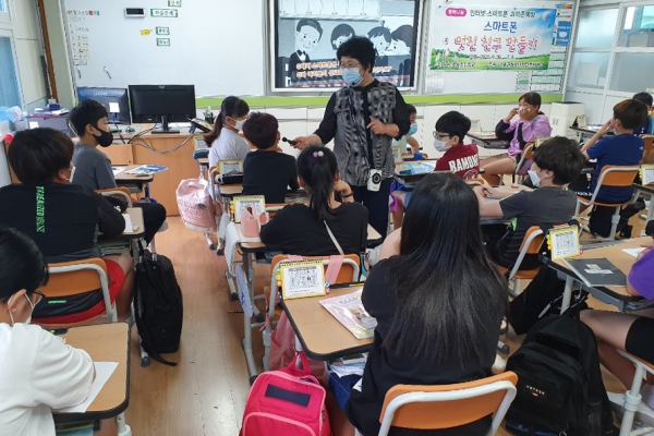 고흥동초등학교 5학년 122명을 대상으로 인터넷·과의존 예방 교육을 지난달 30일부터 2주간 실시한 모습.(사진제공=고흥군)