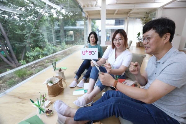 박치헌 LG유플러스 전략기획담당 상무(오른쪽)가 신입사원 멘토들과 서울 성수동에서 MZ세대가 찾는 문화공간을 체험하고 있다. 사진=LG유플러스 제공