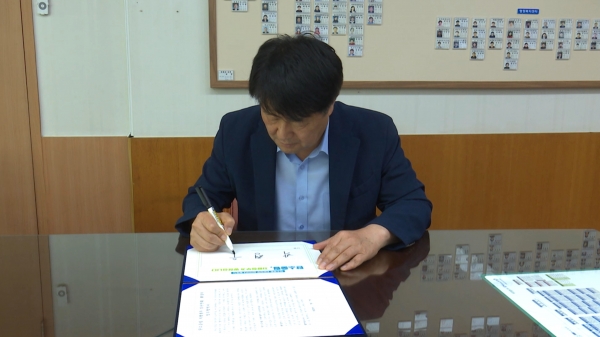 지난 3일 인천계양구, 탄소중립 지방정부 실천연대 참여 서명하는 박형우 구청장