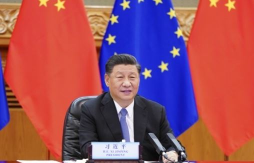 시진핑 중국 국가주석이 지난달 22일(현지시간) 베이징에서 샤를 미셸 유럽연합(EU) 정상회의 상임의장, 우르줄라 폰데어라이엔 EU 집행위원장과 화상 정상회담을 하고 있다. 사진=신화통신