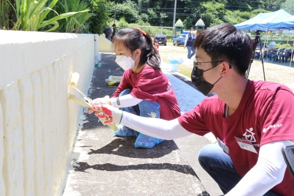 ‘행복한 공간 만들기’ 행사에 참여한 LG하우시스 임직원 자녀의 모습. 사진=LG하우시스 제공
