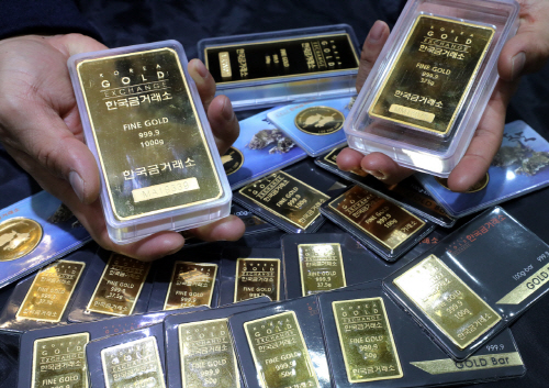 금 시장이 사상 처음 연간 1조원 돌파가 유력한 가운데 2030세대가 금 투자자 비중의 절반을 넘게 차지하고 있다. 사진은 서울 종로구 금거래소의 순금 제품. 사진=연합뉴스