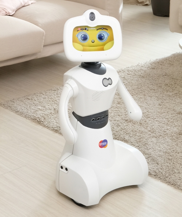 한컴로보틱스가 카카오 육아 교육 플랫폼 ‘키즈노트’를 통해 인공지능(AI) 로봇 ‘토키’를 선보인다. 사진=한글과컴퓨터그룹 제공