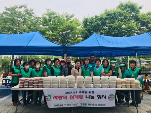 삼계탕 나눔 행사를 한 천안시 청룡동 새마을협의회 회원들
