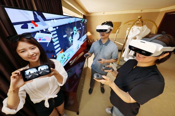 LG유플러스는 서울 웨스틴조선호텔과 손잡고, 여름 휴가철 호텔 이용객을 대상으로 클라우드 VR 서비스를 제공한다고 9일 밝혔다. 사진=LG유플러스 제공