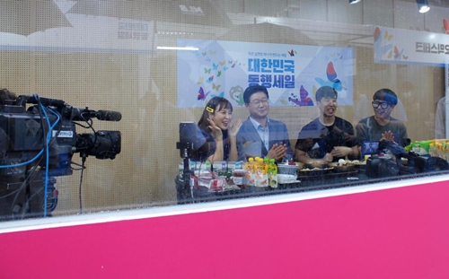 정진수 중소기업유통센터 대표이사(왼쪽 두 번째)가 지난 12일 서울 코엑스 가치삽시다 라이브커머스에 참여하고 있다. 사진=중소기업유통센터 제공