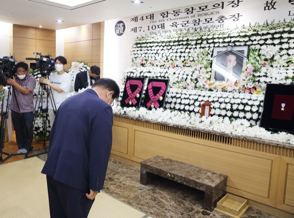 백선기 칠곡군수는 지난 12일 고(故) 백선엽 예비역 대장의 빈소가 마련된 서울 아산병원 장례식장을 방문해 헌화하고 있다.