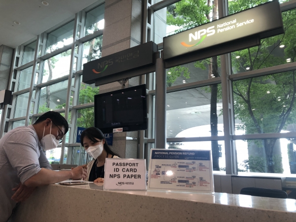 지난 14일 인천공항을 통해 한국을 출국하는 외국인이 국민연금 인천공항상담센터에서 반환일시금 청구 절차에 대한 설명을 듣고 있다. (사진제공=국민연금공단)
