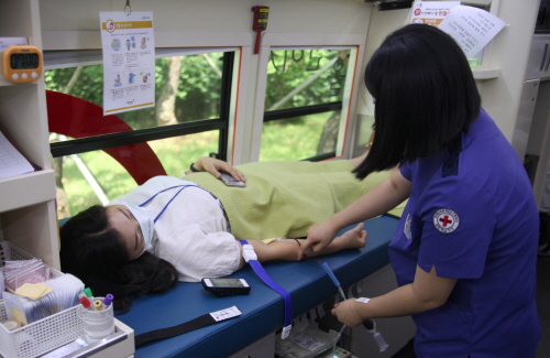 GC녹십자 임직원이 경기도 용인의 GC녹십자 본사에서 열린 ‘사랑의 헌혈’ 행사에 참여하고 있다. 사진=GC녹십자 제공