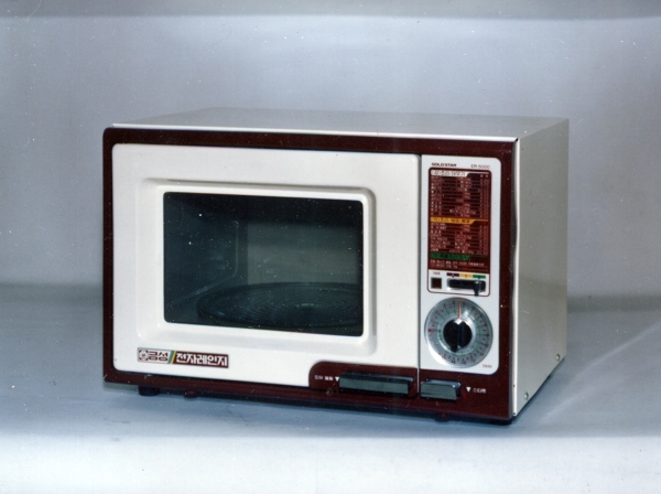 LG전자가 1981년 국내업계에서 처음 선보인 골드스타 전자레인지(ER-5000) 제품사진. 사진=LG전자 제공