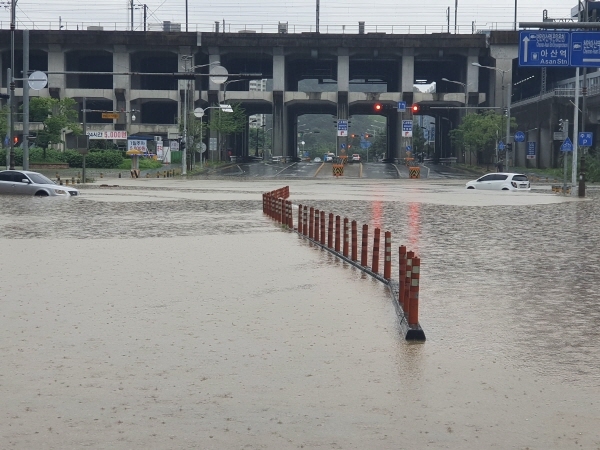 충남 천안과 아산에 시간당 40㎜ 넘는 폭우가 쏟아진 3일 KTX천안아산역 인근 교차로가 물에 잠겨 있다. 사진=연합뉴스 제공