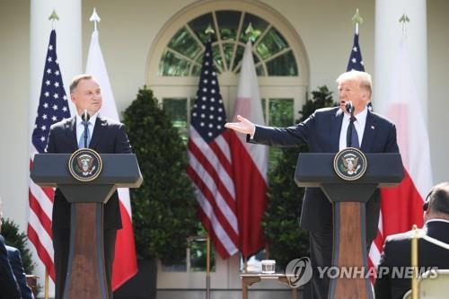 트럼프 미국 대통령(오른쪽)과 두다 폴란드 대통령. 사진=EPA