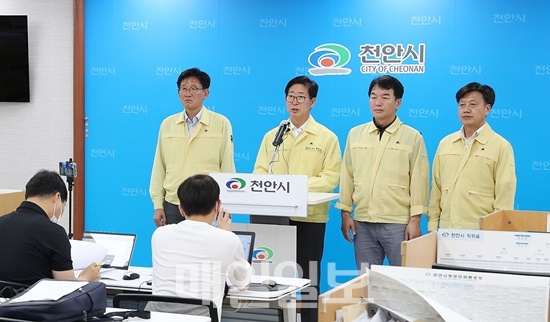 양승조 충남지사가 정부의 재난지역 선포와 관련해 기자회견을 갖고 있는 모습