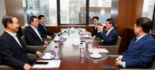 은성수 금융위원장(오른쪽 두 번째)이 12일 서울 중구 은행연합회에서 열린 금융협회장들과 간담회에서 발언하고 있다. 사진=연합뉴스